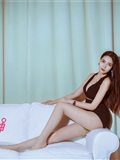 [Toutiao headline goddess] April 8, 2018 Feng Xuejiao 2m white sofa(11)